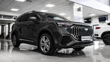 Geely Okavango у дилера в автосалоне сбоку спереди регинас челябинск