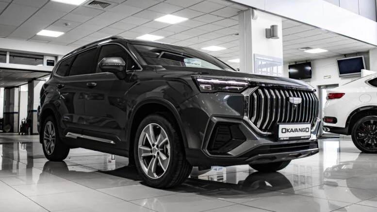 «Почти минивэн». Как сегодня продается вернувшийся в шоурумы 7-местный Geely Okavango Geely Okavango у дилера в автосалоне сбоку спереди регинас челябинск