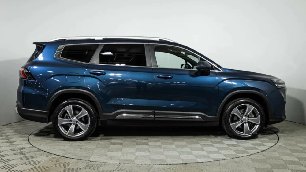 Geely Okavango у дилера в автосалоне сбоку Рольф Аэропорт Санкт-Петербург