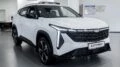 Geely Cityray у дилера в автосалоне сбоку спереди GEELY БИЗНЕС КАР Москва