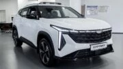 Geely Cityray у дилера в автосалоне сбоку спереди GEELY БИЗНЕС КАР Москва