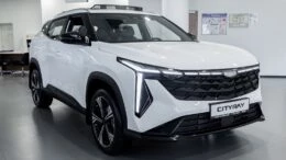Geely Cityray у дилера в автосалоне сбоку спереди GEELY БИЗНЕС КАР Москва