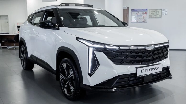Время купить Geely Cityray настало! И вот почему Geely Cityray у дилера в автосалоне сбоку спереди GEELY БИЗНЕС КАР Москва