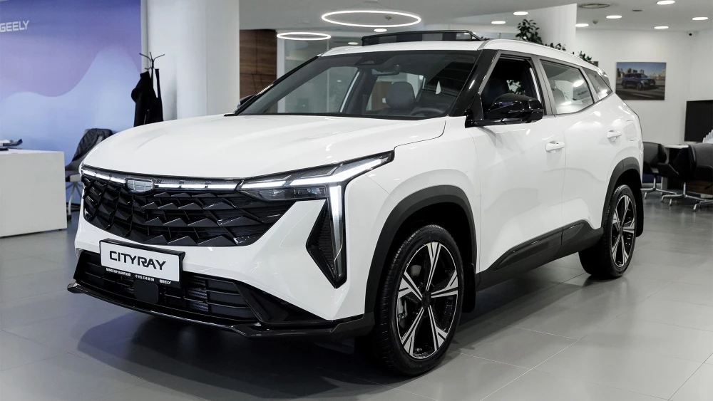 Geely Cityray у дилера в автосалоне сбоку спереди GEELY БИЗНЕС КАР Москва