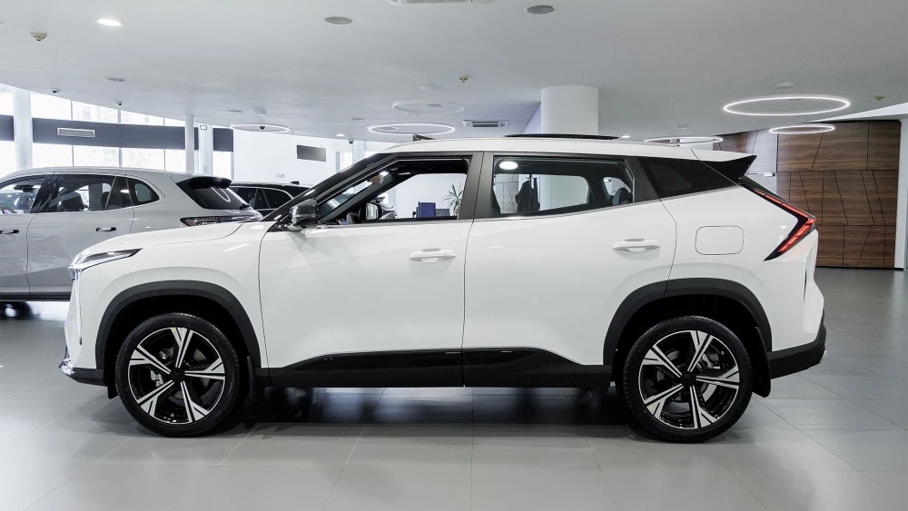 Geely Cityray у дилера в автосалоне сбоку GEELY БИЗНЕС КАР Москва
