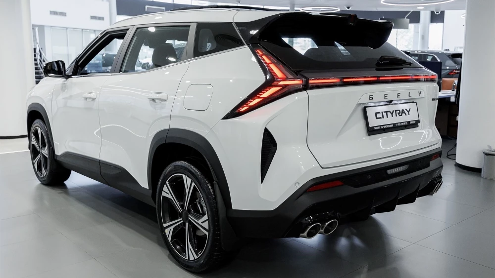 Geely Cityray у дилера в автосалоне сбоку сзади GEELY БИЗНЕС КАР Москва