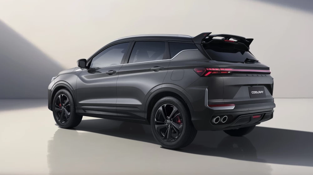 Новый Geely Coolray в цвете серый металлик Magnetic Grey сбоку сзади