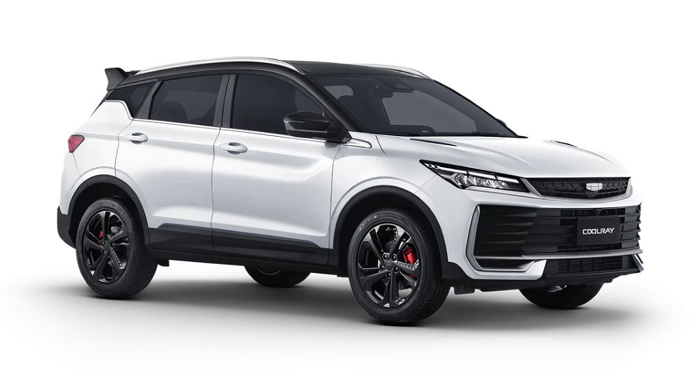 Новый Geely Coolray в цвете «белый» Crystal White сбоку спереди