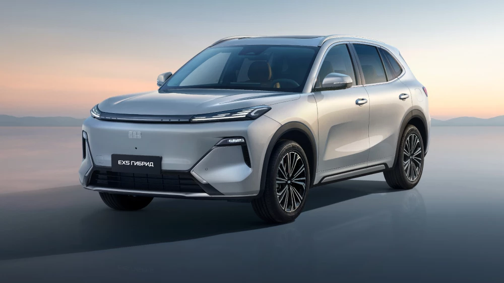 Geely EX5 получит последовательный гибрид для России кроссовер гибридный сбоку спереди серебряный