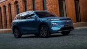 Geely EX5 получит последовательный гибрид для России кроссовер гибридный сбоку спереди голубой