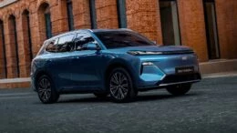 Geely EX5 получит последовательный гибрид для России кроссовер гибридный сбоку спереди голубой