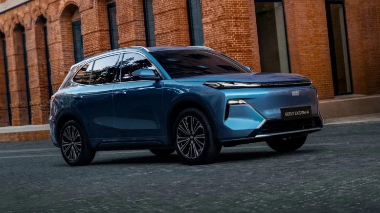 Geely EX5 получит последовательный гибрид для России кроссовер гибридный сбоку спереди голубой