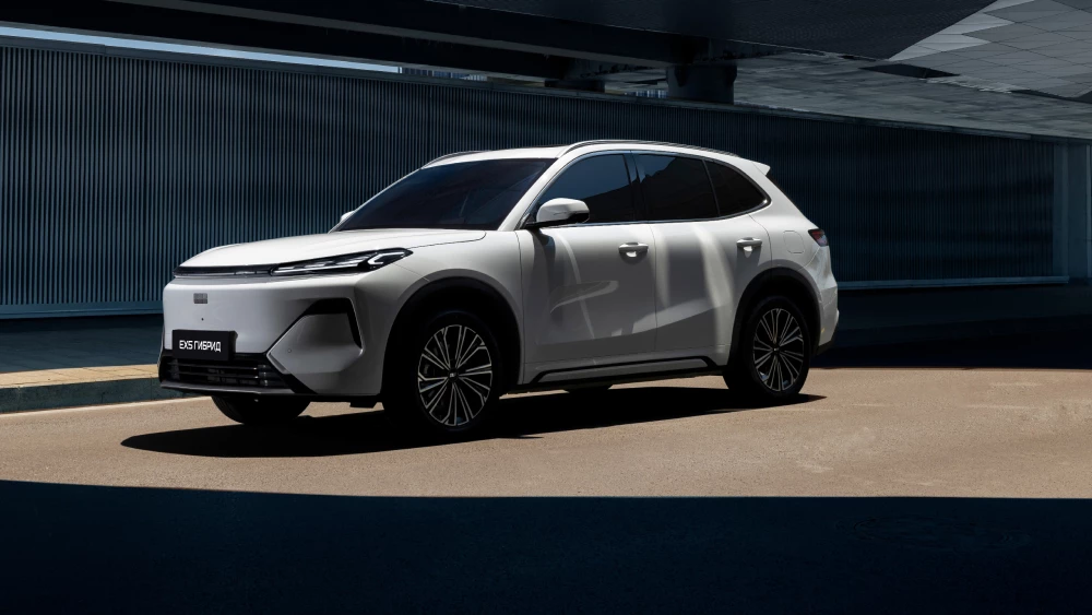 Geely EX5 получит последовательный гибрид для России кроссовер гибридный сбоку спереди белый