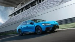 Седан Geely Galaxy TT Ultra сбоку спереди в динамике