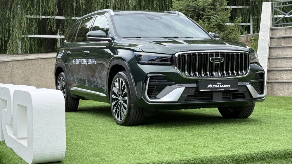 Geely Monjaro обновленный в Казахстане презентация 2026 сбоку спереди