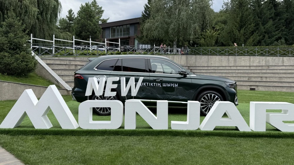 Geely Monjaro обновленный в Казахстане презентация 2026 сбоку