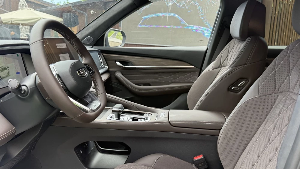 Geely Monjaro обновленный в Казахстане презентация 2026 салон интерьер