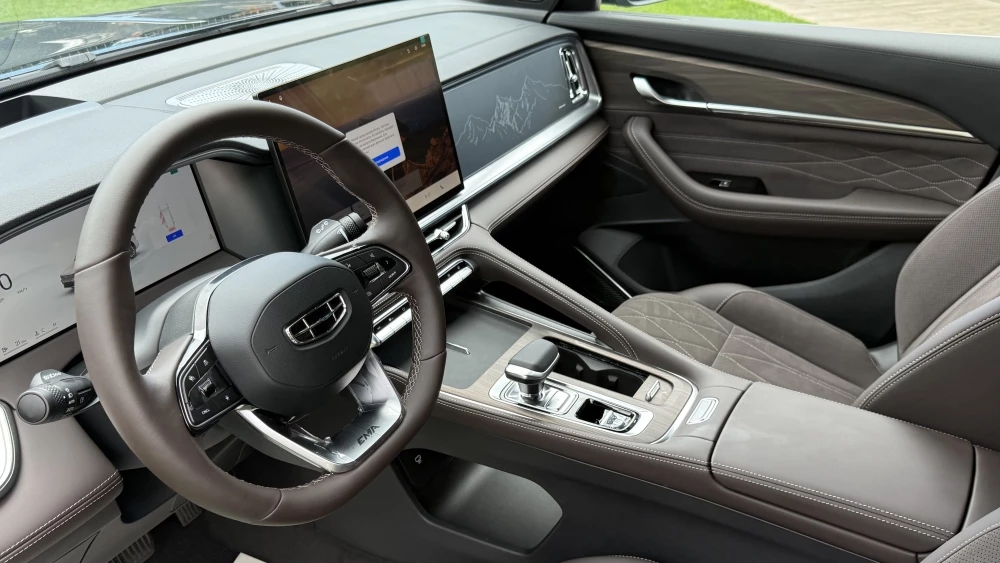 Geely Monjaro обновленный в Казахстане презентация 2026 салон интерьер