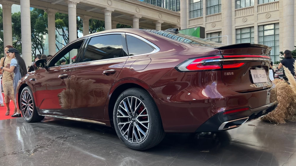 Geely Preface L Plus сбоку сзади красный седан традиционный гибрид