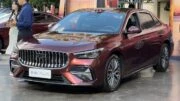 Geely Preface L Plus представили в Китае седан сбоку спереди красный