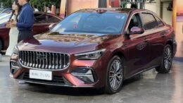 Geely Preface L Plus представили в Китае седан сбоку спереди красный