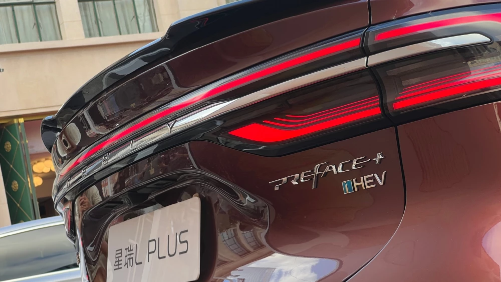 Geely Preface L Plus сбоку сзади красный седан традиционный гибрид i-hev