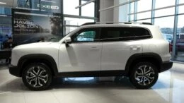Кроссовер Haval Dargo у дилера в автосалоне купить новый сбоку Авилон Москва