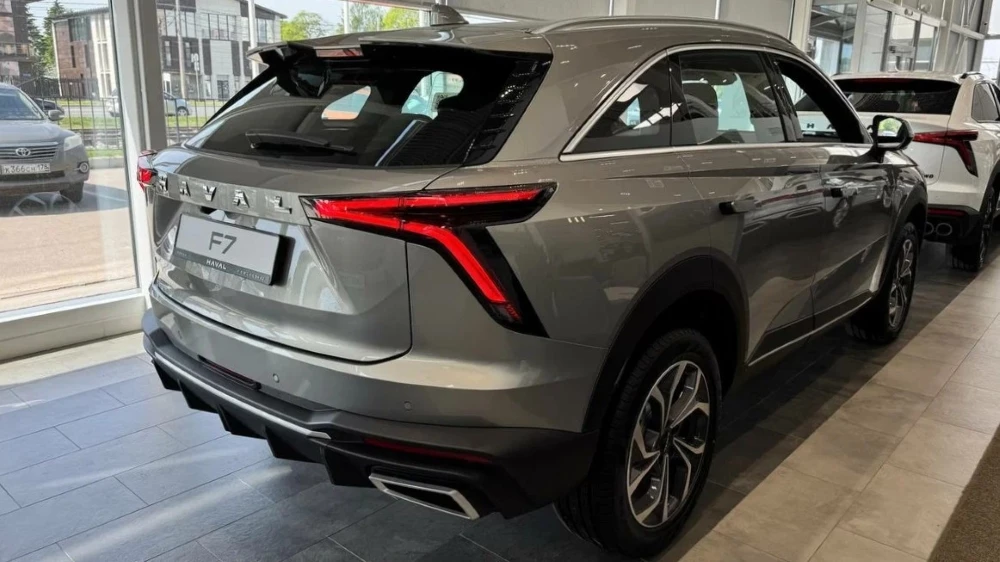 Кроссовер Haval F7 у дилера в автосалоне салон интерьер форсаж Санкт-Петербург