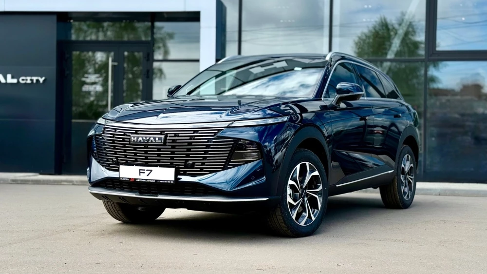 Кроссовер Haval F7 у дилера в автосалоне сбоку спереди автоэкспресс иваново