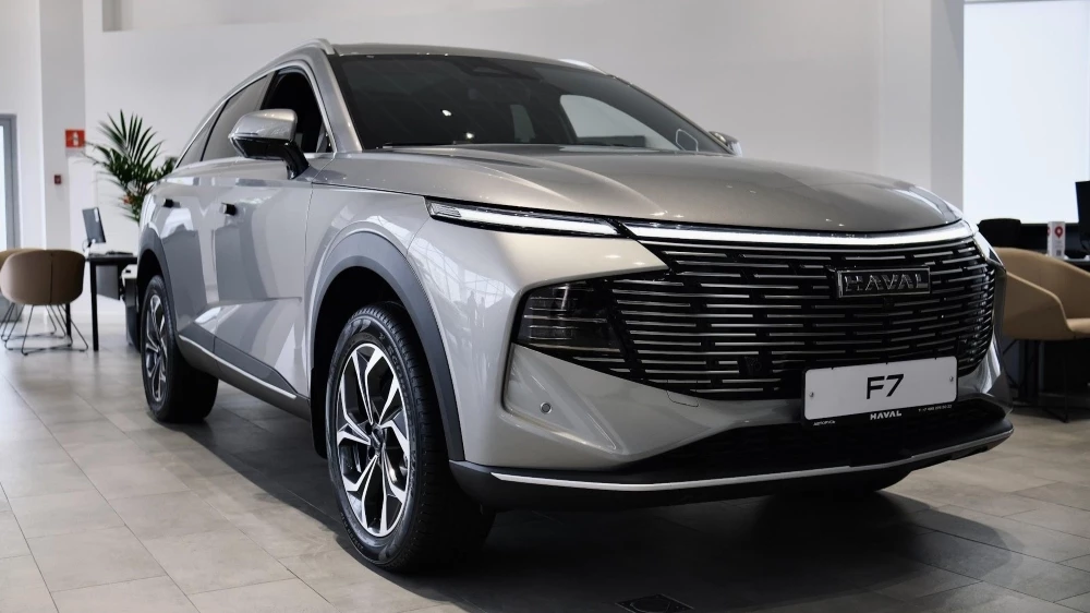 Кроссовер Haval F7 у дилера в автосалоне сбоку спереди авторусь подольск