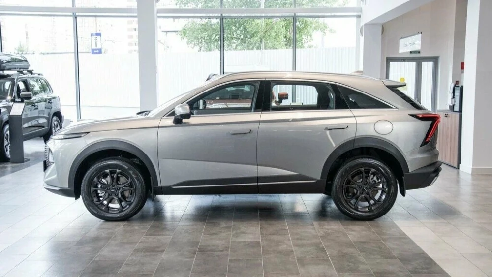 Кроссовер Haval F7 у дилера в автосалоне сбоку авторусь подольск
