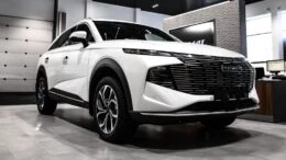Кроссовер Haval F7 у дилера в автосалоне сбоку спереди регинас челябинск