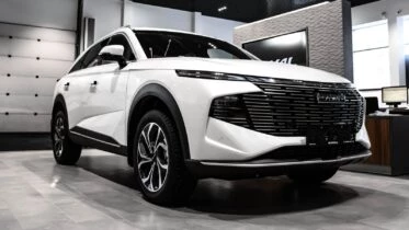 Кроссовер Haval F7 у дилера в автосалоне сбоку спереди регинас челябинск