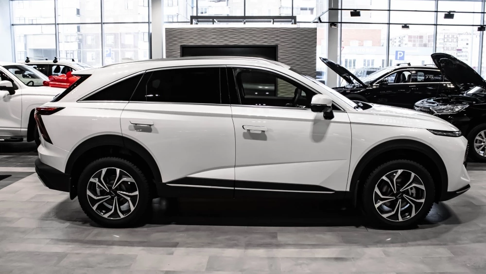 Кроссовер Haval F7 у дилера в автосалоне сбоку регинас челябинск