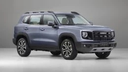 Haval Dargo получит традиционный гибрид кроссовер сбоку спереди голубой