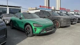 китайские автомобили с пробегом на стоянке хоргос