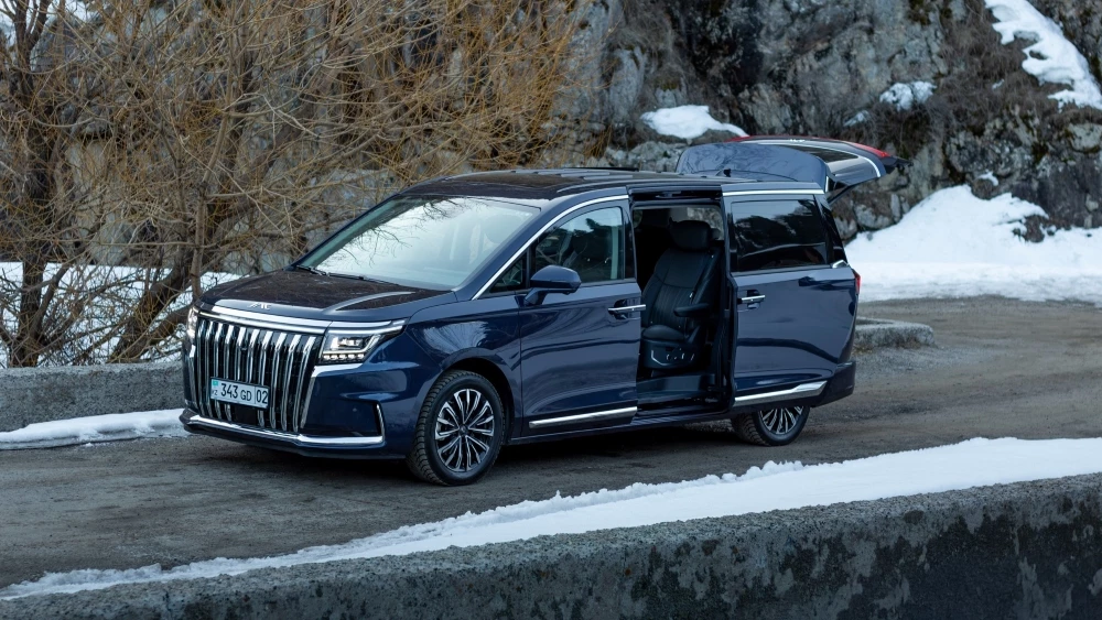 Минивэн JAC RF8 в Казахстане сбоку спереди
