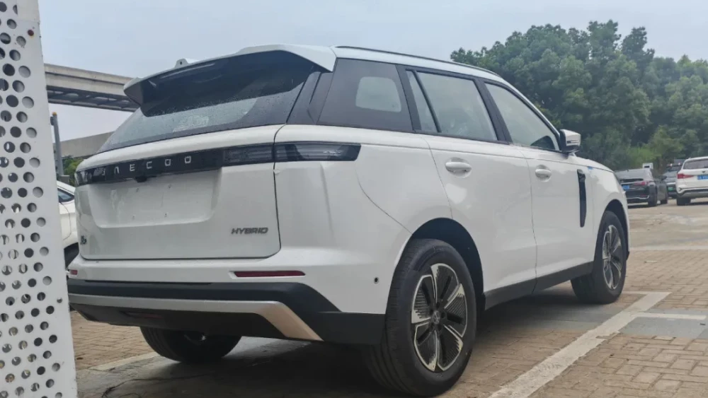 Jaecoo J5 с автопилотом в Китае кроссовер сбоку сзади белый традиционный гибрид