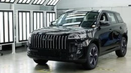 Полноприводный кроссовер Jeland J6 AWD на заводе «АГР» в Шушарах сбоку спереди
