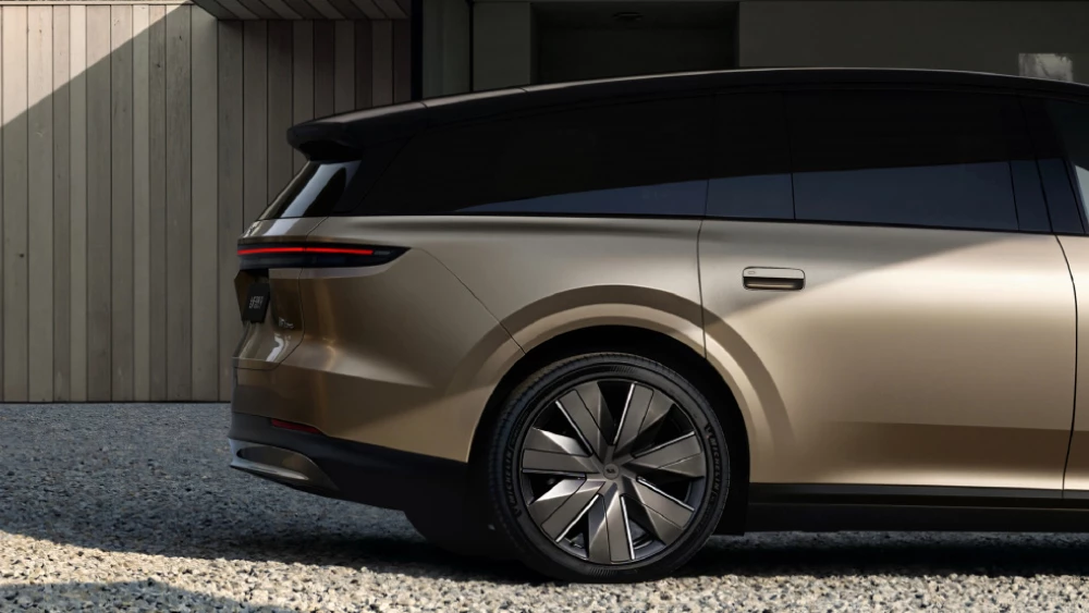 Флагманский кроссовер Li Auto i9 анонсировали в Китае сбоку золотой электромобиль задняя часть