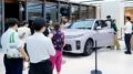 Новый кроссовер Li L6 в дилерском центре в Китае в автосалоне спереди сбоку