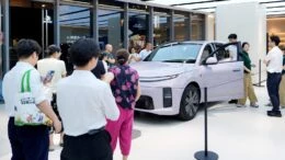 Новый кроссовер Li L6 в дилерском центре в Китае в автосалоне спереди сбоку