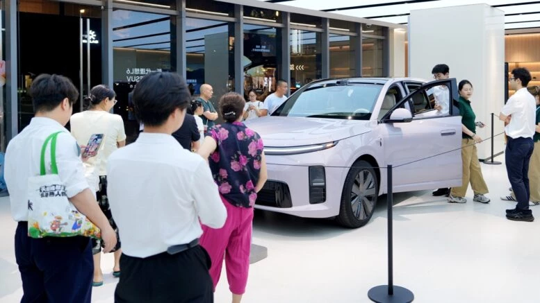 В Китае начались продажи нового Li L6. Цена и оснащение Новый кроссовер Li L6 в дилерском центре в Китае в автосалоне спереди сбоку