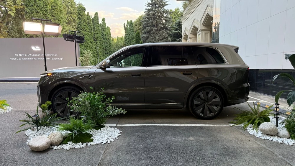 Новый Li Auto L9 в Казахстане презентация сбоку