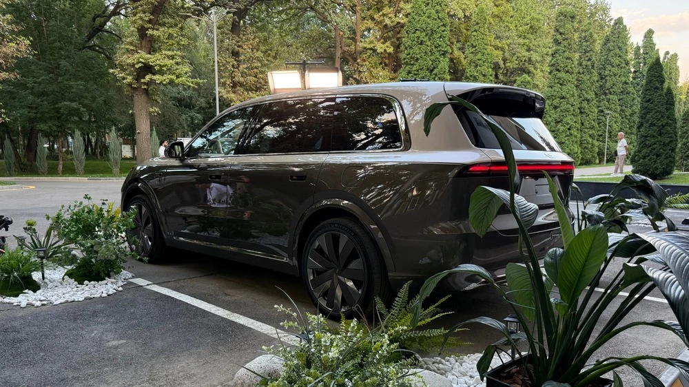 Новый Li Auto L9 в Казахстане презентация сбоку сзади