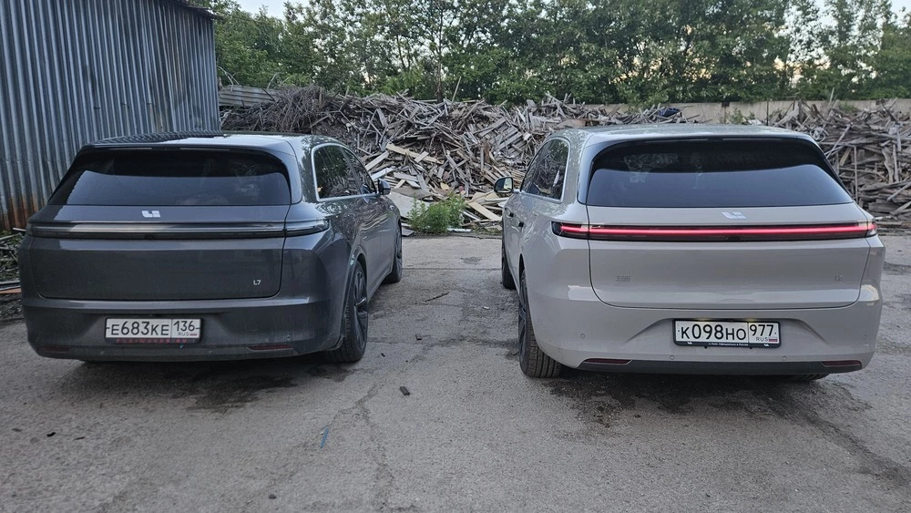 Кроссовер Lixiang L6 и L7 вместе у дилерского центра автосалона сзади сверху