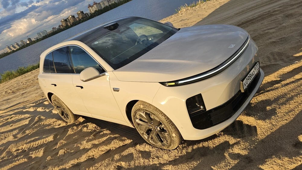 Кроссовер Lixiang L6 сбоку спереди сверху