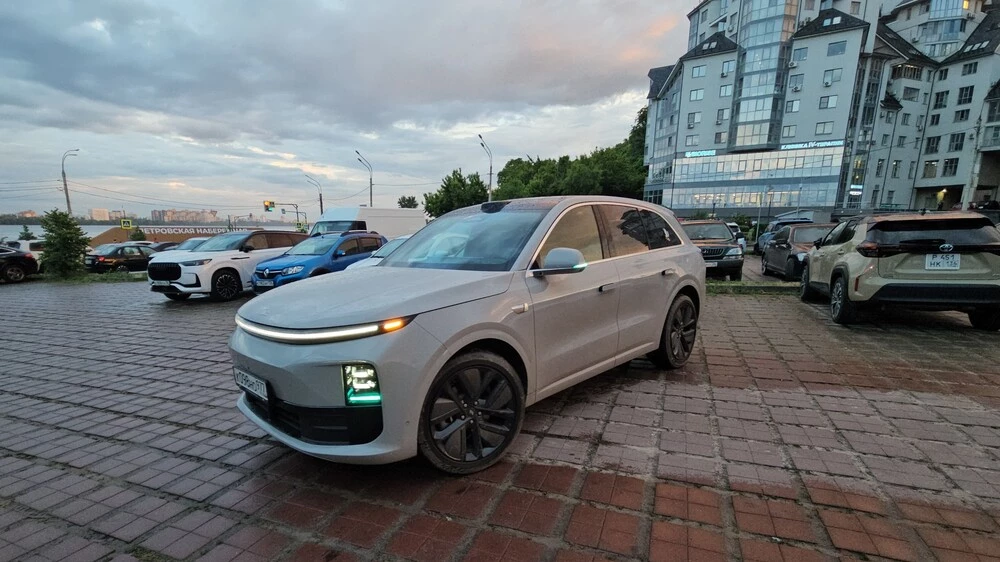 Кроссовер Lixiang L6 сбоку спереди автопраковка