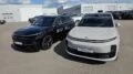 Кроссовер Lixiang L6 и L7 вместе у дилерского центра автосалона спереди сбоку