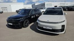 Кроссовер Lixiang L6 и L7 вместе у дилерского центра автосалона спереди сбоку
